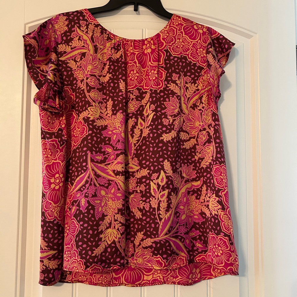 Great used condition women’s short sleeve blouse! Size XL